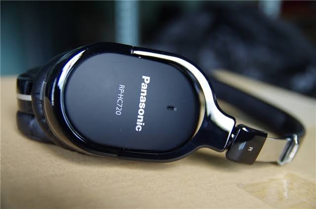 Black Over-Ear Noise Canceling Headphones R470138